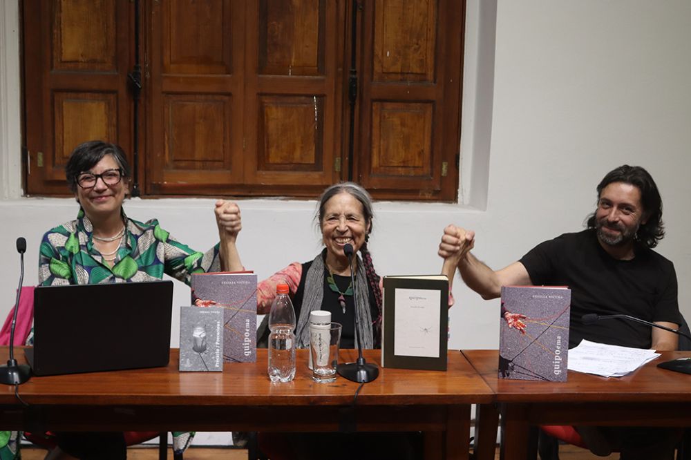 La jornada incluyó una mesa de diálogo integrada por la doctora en Literatura Soledad Falabella, el doctor en Bellas Artes Luis Montes y la propia Cecilia Vicuña.